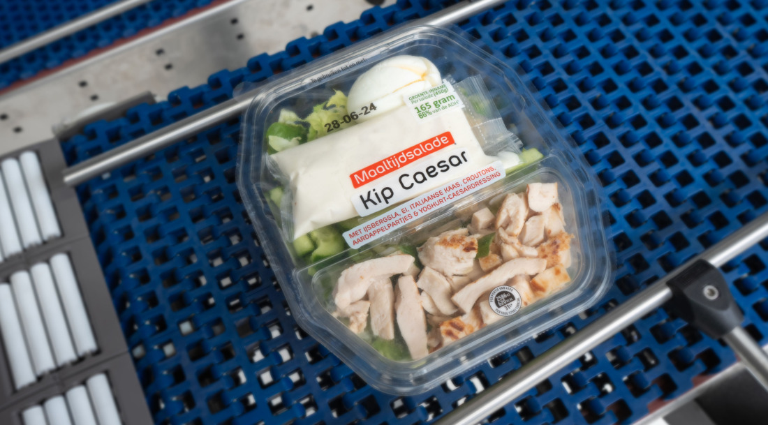 Casepacken Ready Meal salade op transportband topseal