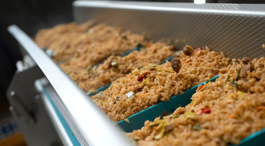 Het Packhuys Hero Doseren Meat more nasi elevator opvoerband