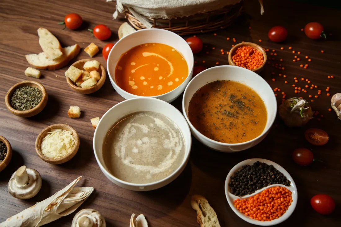 drie schalen met soep tomatensoep champignonsoep paprikasoep